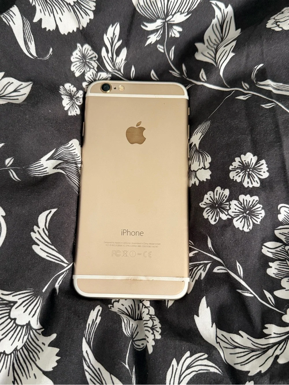 Gold iPhone 7 - Picture 2 of 4